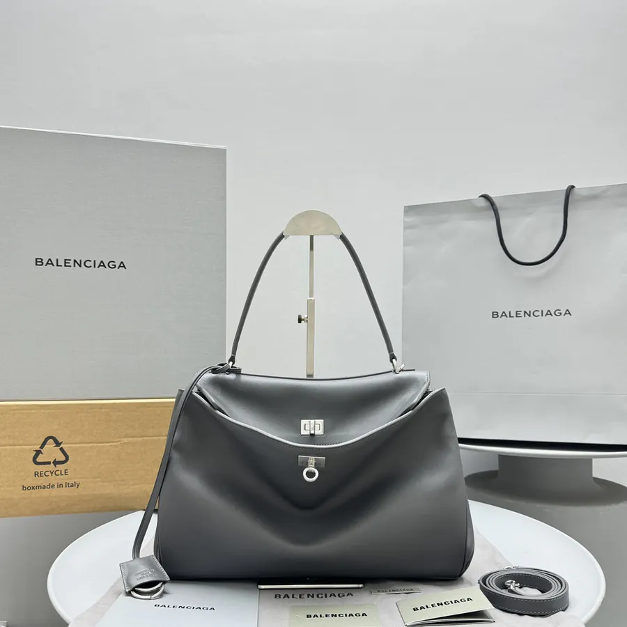 Rodeo Bucket Bag Timeless Elegance with Relaxed and Old Money Style