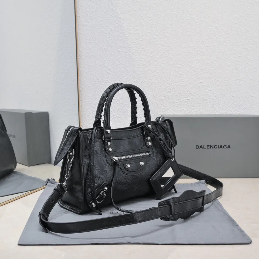 Barjaka Classic Motorcycle Bag in Black with Silver Nails