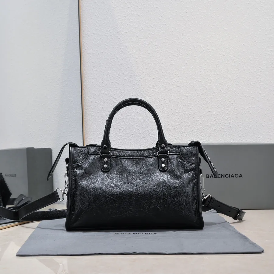Barjaka Classic Motorcycle Bag in Black with Silver Nails