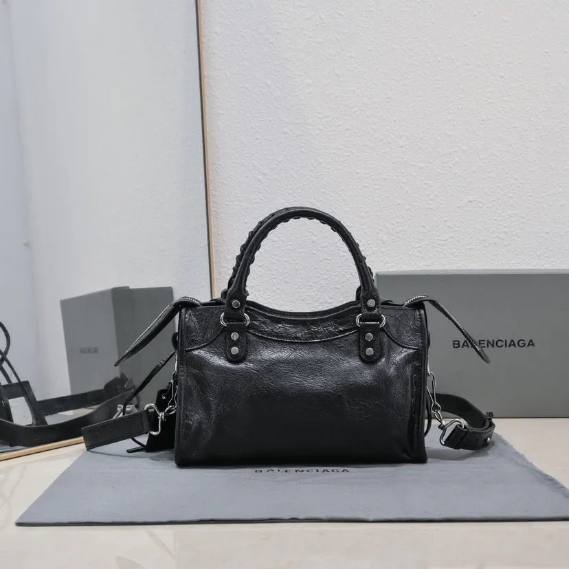 Barjaka Classic Motorcycle Bag in Black with Silver Nails