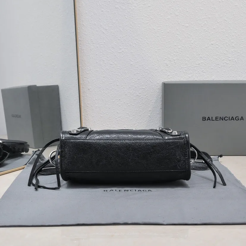 Barjaka Classic Motorcycle Bag in Black with Silver Nails