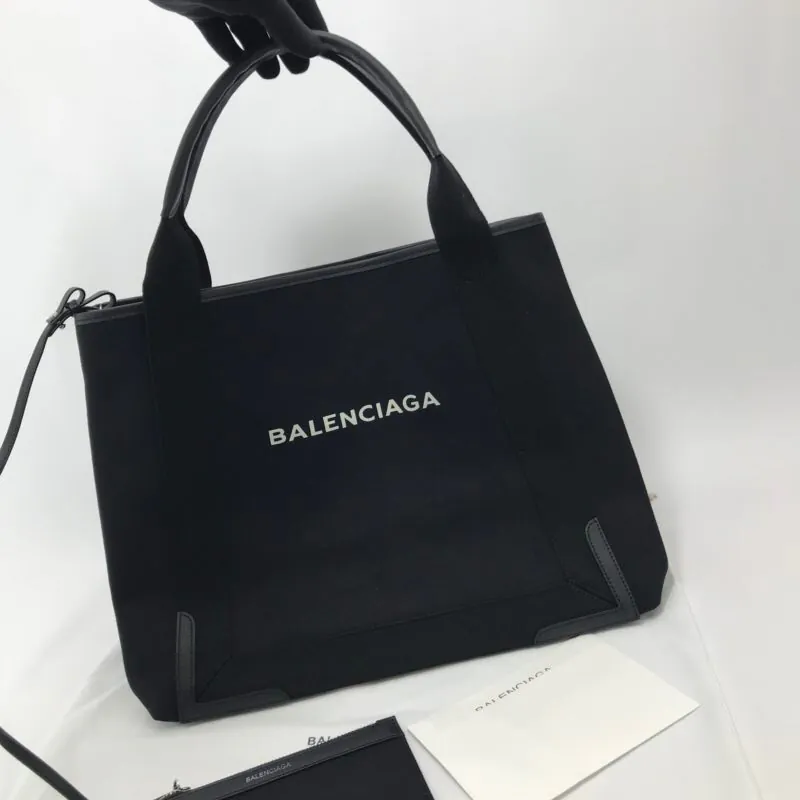 Le Dix Money Bucket Bag Black