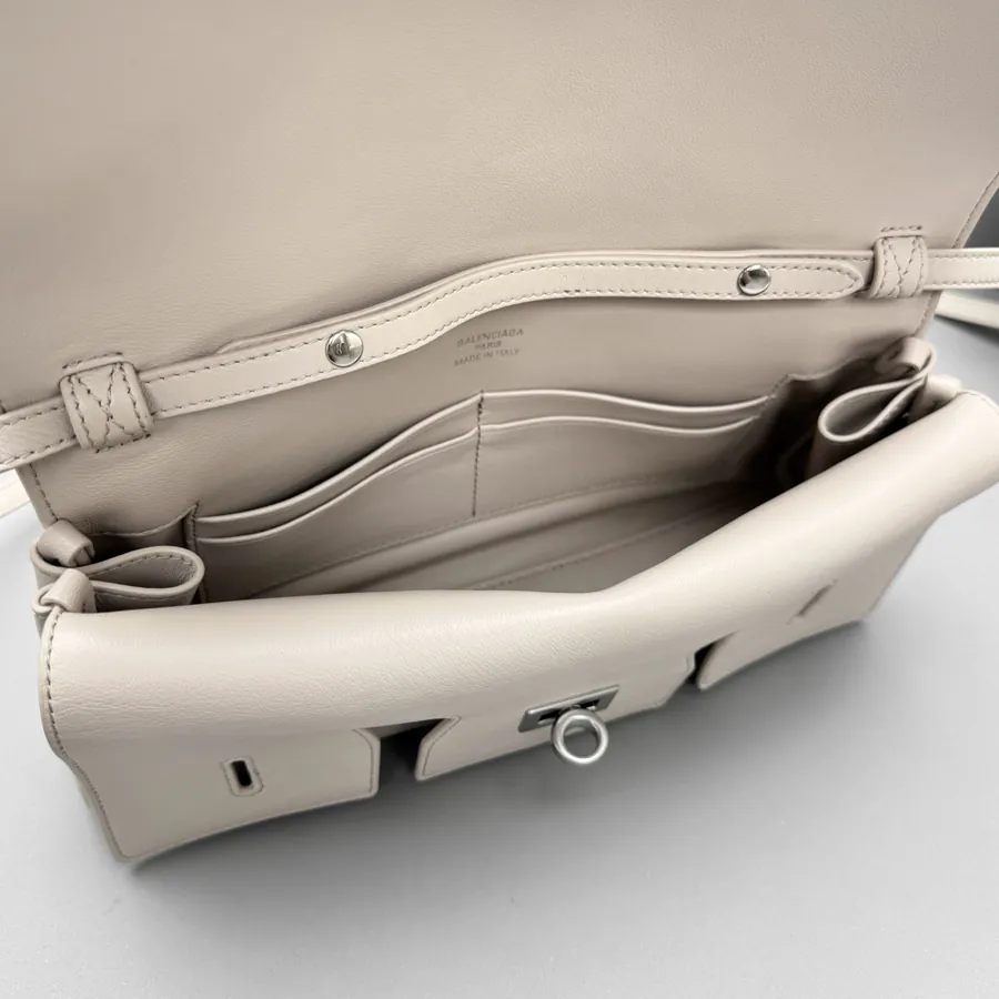 New Color + Plain Powder White B Brand Handbag