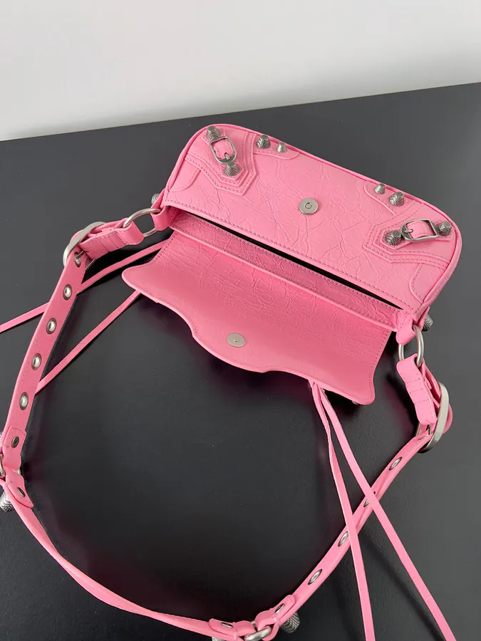 Le Cagole Sling Bag Practical Design, Italian Leather