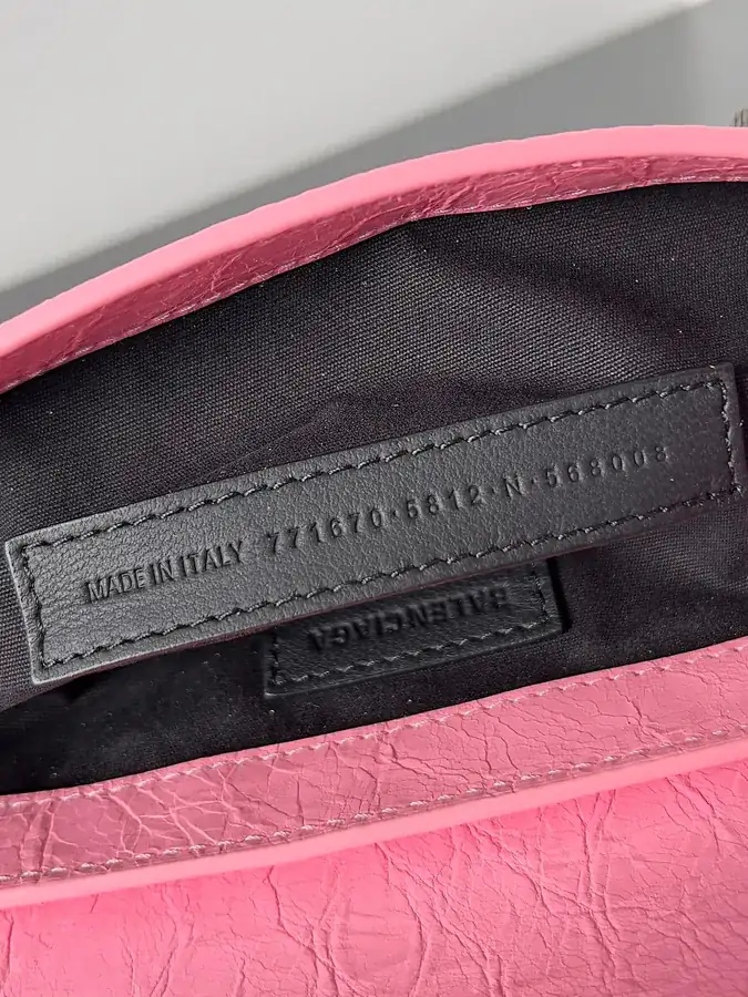 Le Cagole Sling Bag Practical Design, Italian Leather