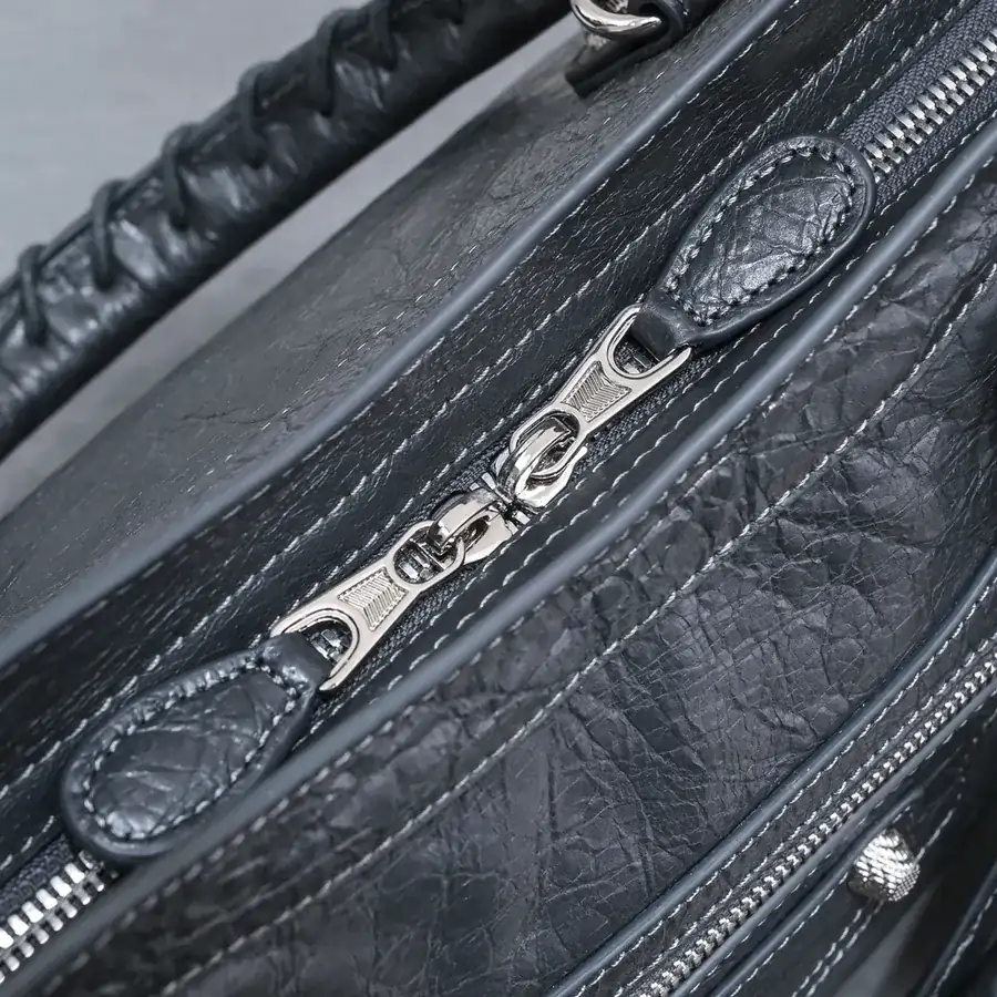 Barjaka Classic Motorcycle Bag in Grained Calfskin, 38 cm, Deep Gray