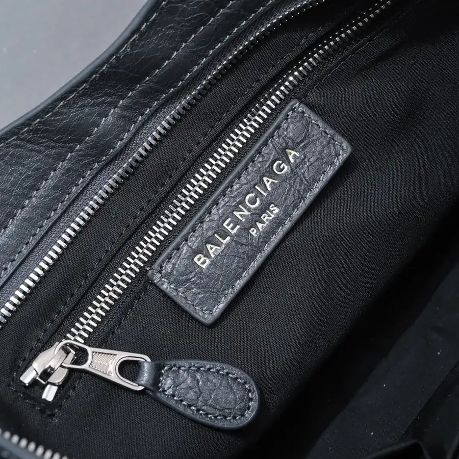Barjaka Classic Motorcycle Bag in Grained Calfskin, 38 cm, Deep Gray
