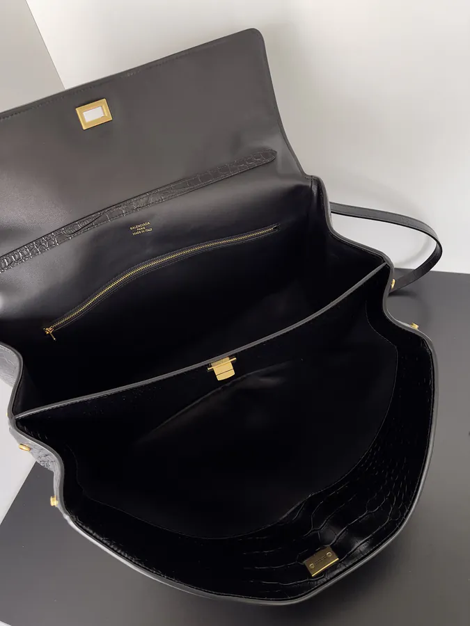 BaleNCIAGA Rodeo Oversized Bag with Chic Silhouette