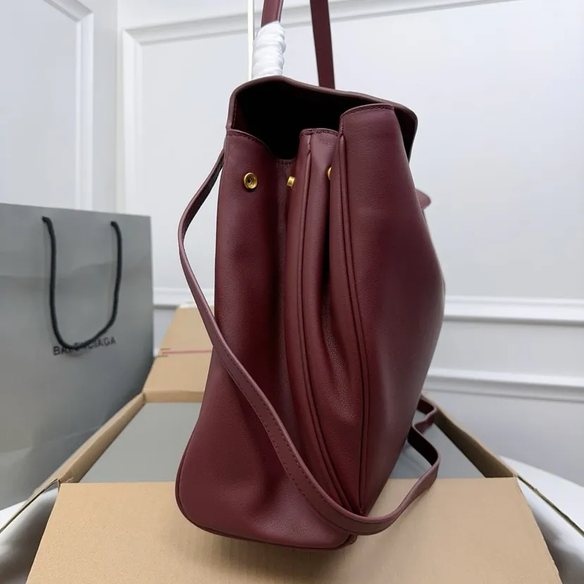 Baleenica Rodé Bag Large, Red, Gold Zipper