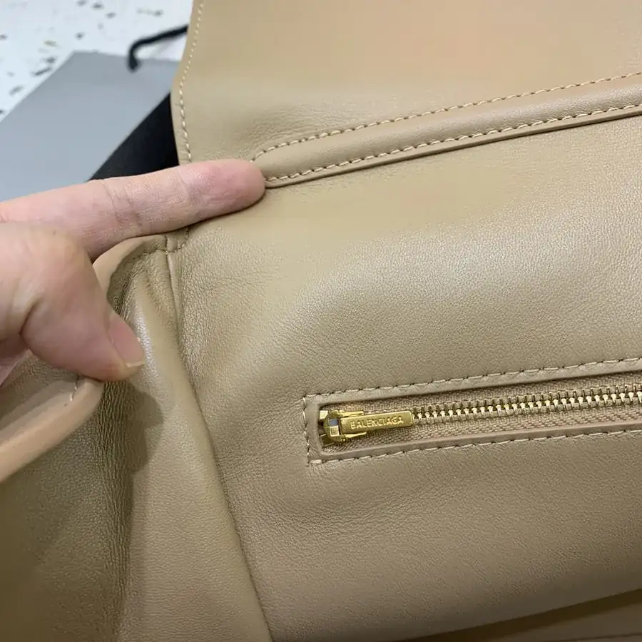 Baleenciaga Rodéo Bag in Medium Apricot