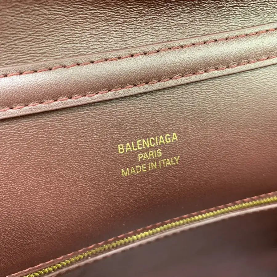 Baleenciaga Rodéo Bag Medium Size, Rustic Red