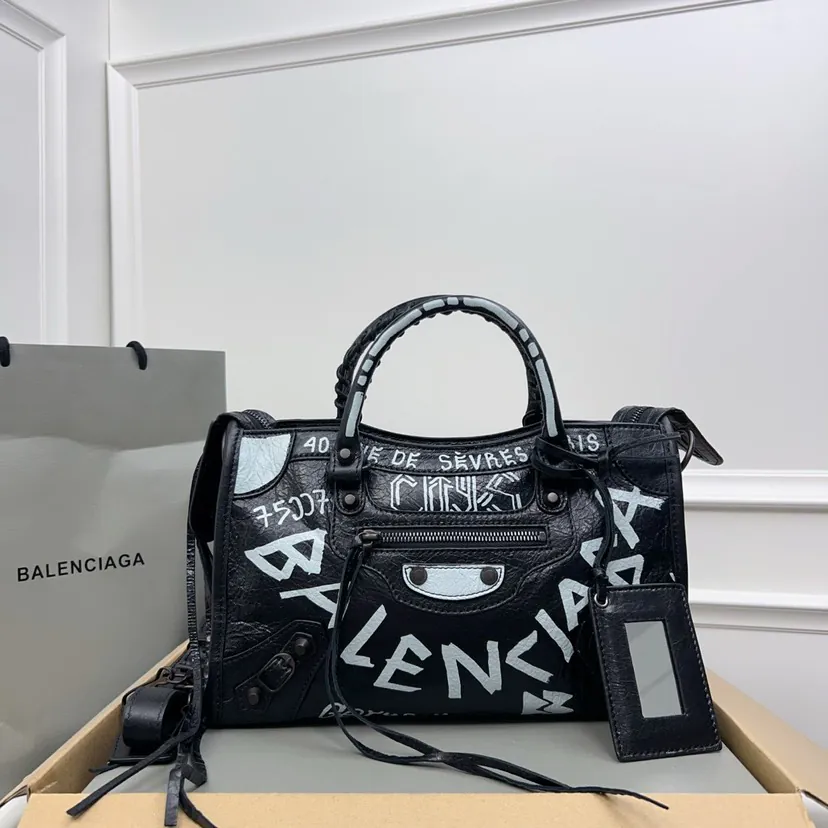 Paris Home Hot Doodle Bucket Bag Mini City