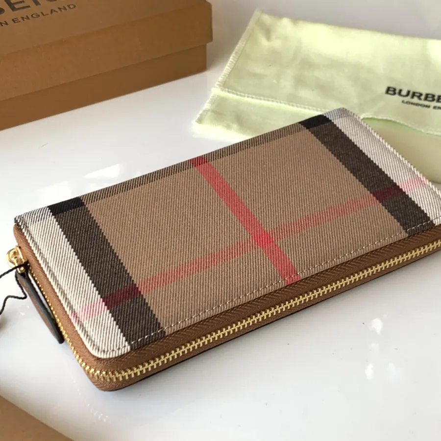 P240 House Grained Leather Zip Bag