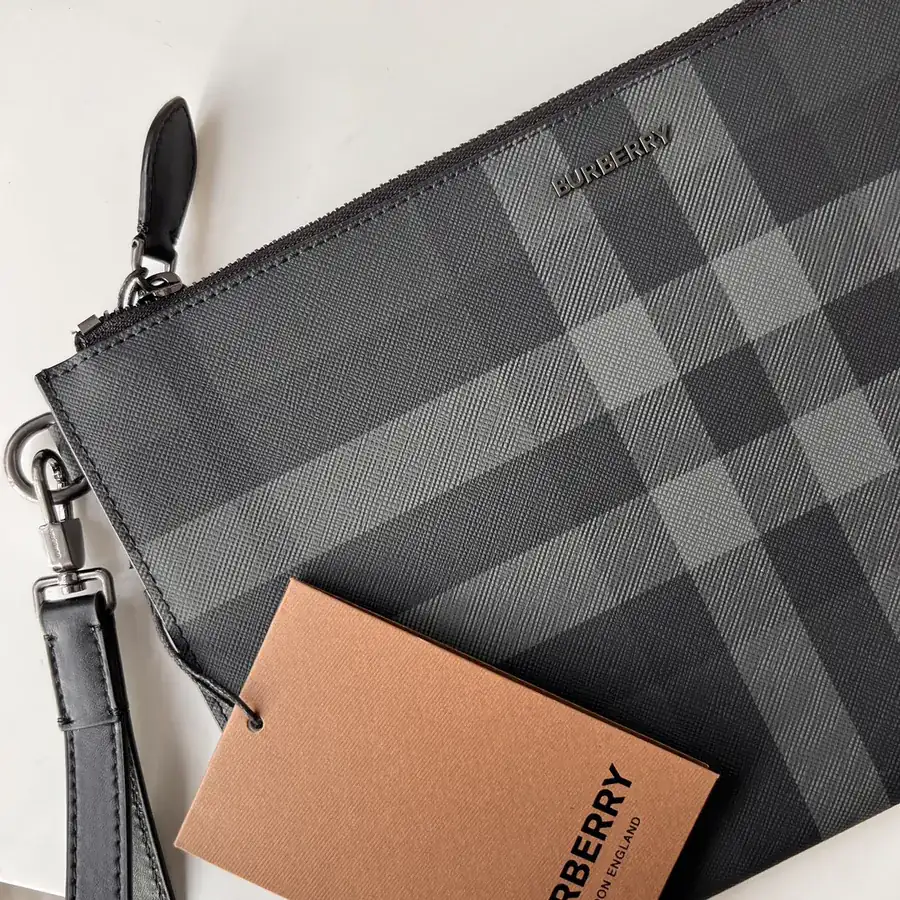 P260 London Grained Calfskin Zippered Organizer Bag