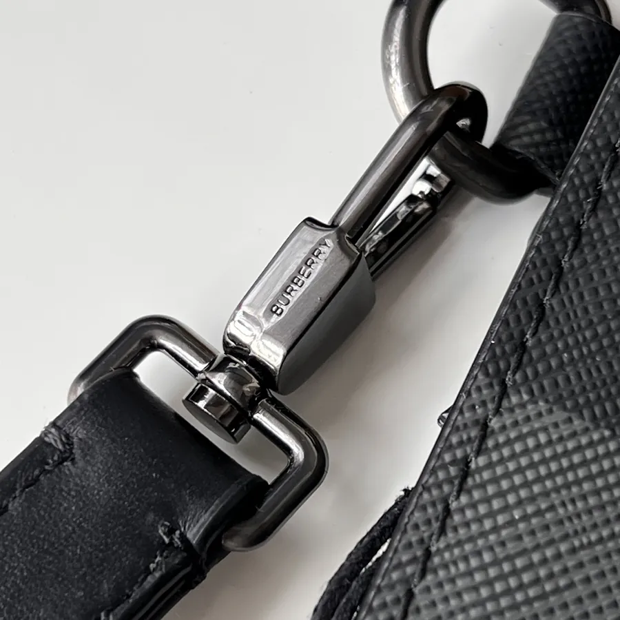 P260 London Grained Calfskin Zippered Organizer Bag