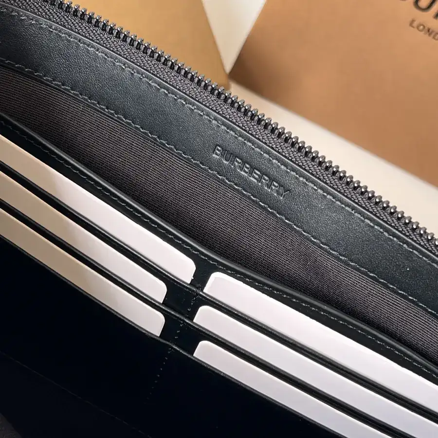 P260 London Grained Calfskin Zippered Organizer Bag