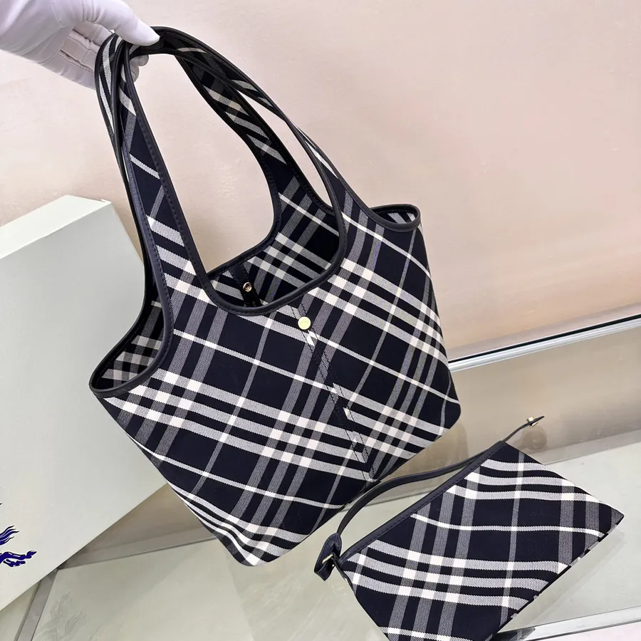 Burberry 550 B New Soft and Structured Tote