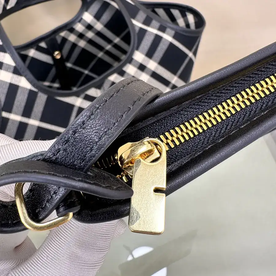 Burberry 550 B New Soft and Structured Tote