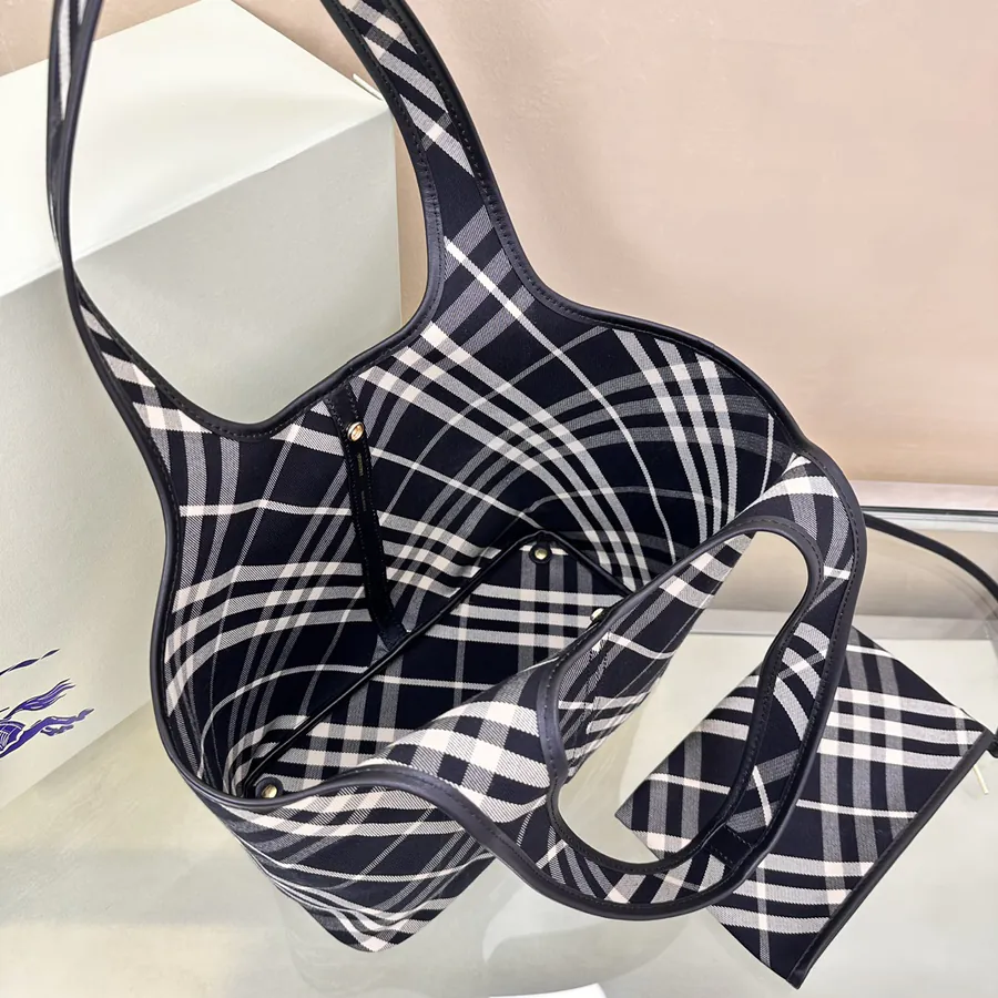 Burberry 550 B New Soft and Structured Tote