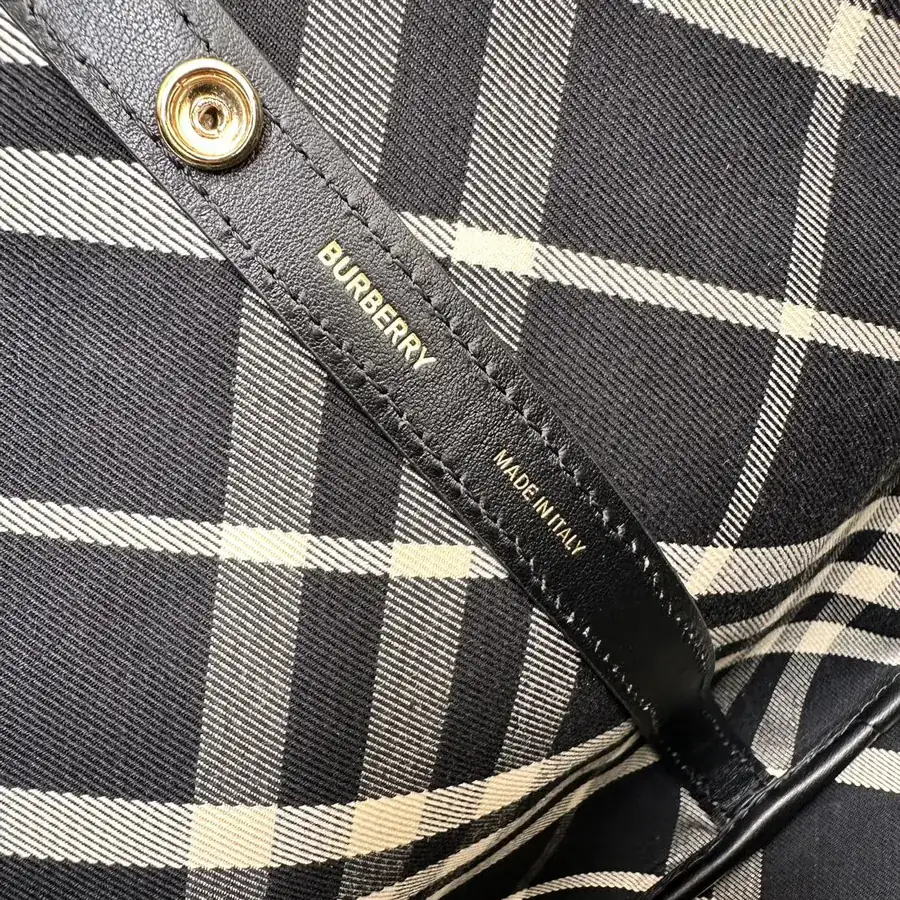 Burberry 550 B New Soft and Structured Tote
