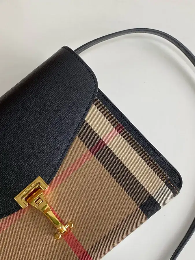 P530 B House Grain Pattern Leather Bucket Bag