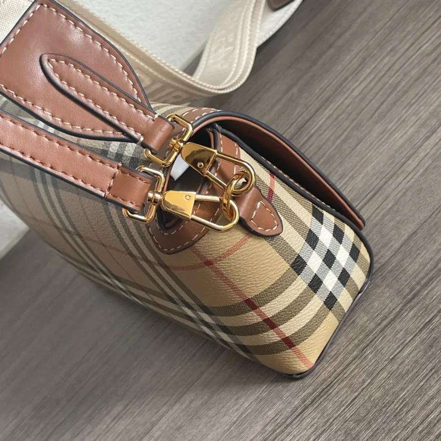 Burberry Ladies Crossbody Bag with Handle, Semi Handmade Design