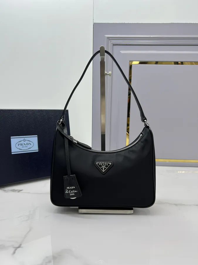 Hobo Rediton2005 Black Wrist Bag
