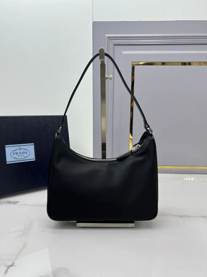 Hobo Rediton2005 Black Wrist Bag