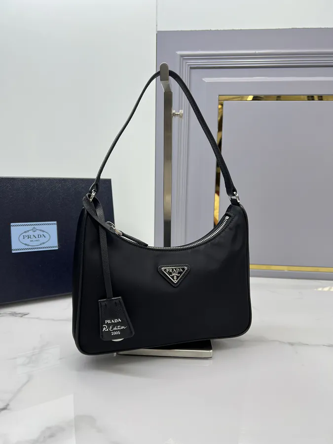 Hobo Rediton2005 Black Wrist Bag