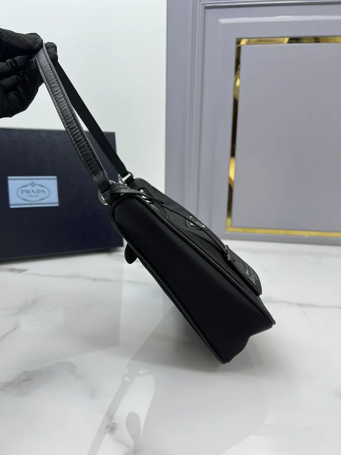 Hobo Rediton2005 Black Wrist Bag