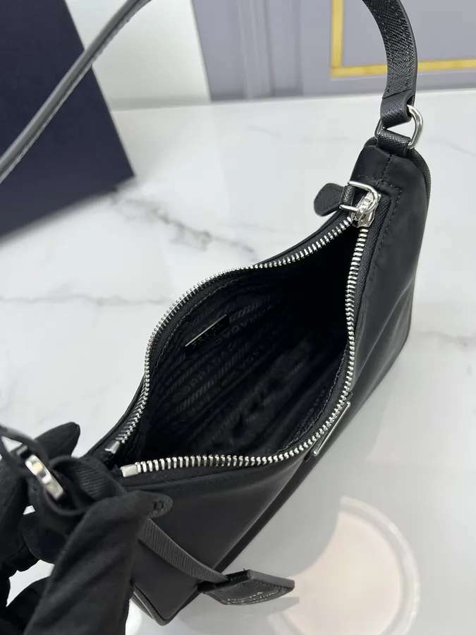 Hobo Rediton2005 Black Wrist Bag