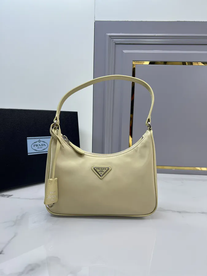 Hobo R edition 2005 Leather Wrist Crossbody Bag