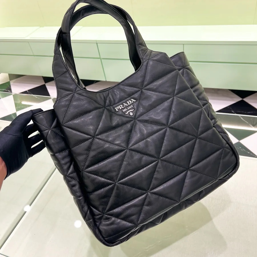 P950 Autumn Bucket Bag in Grained Sheepskin