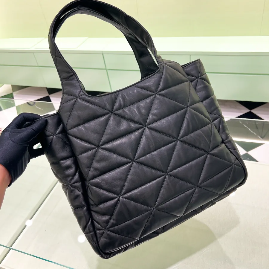 P950 Autumn Bucket Bag in Grained Sheepskin