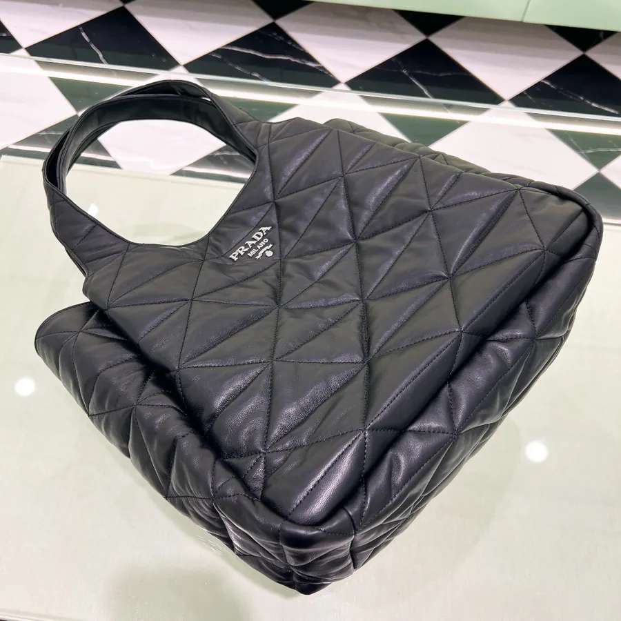 P950 Autumn Bucket Bag in Grained Sheepskin