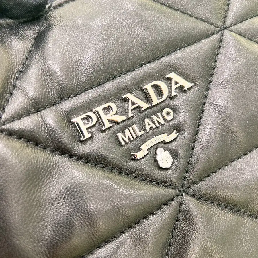P950 Autumn Bucket Bag in Grained Sheepskin