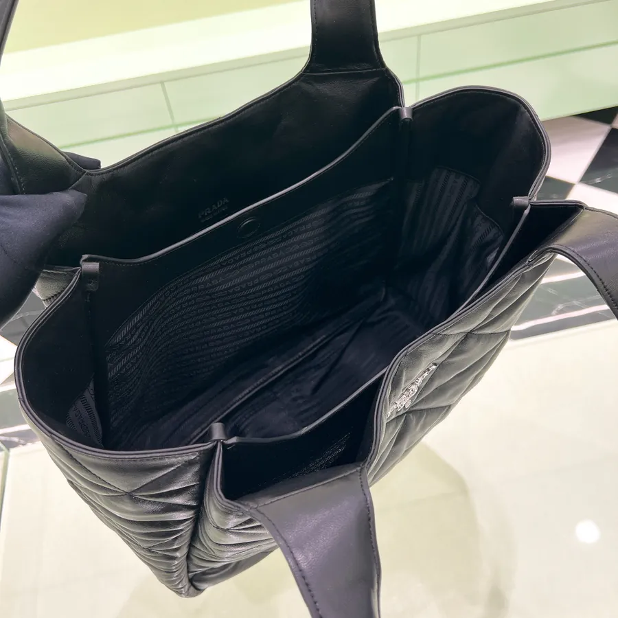 P950 Autumn Bucket Bag in Grained Sheepskin