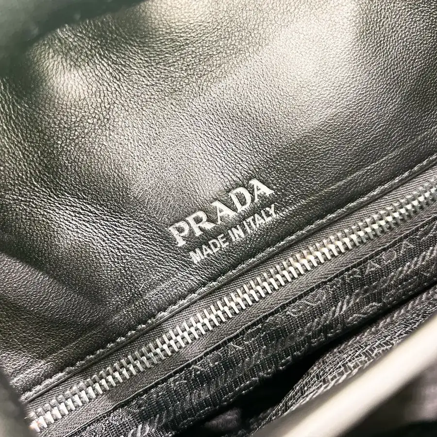 P950 Autumn Bucket Bag in Grained Sheepskin