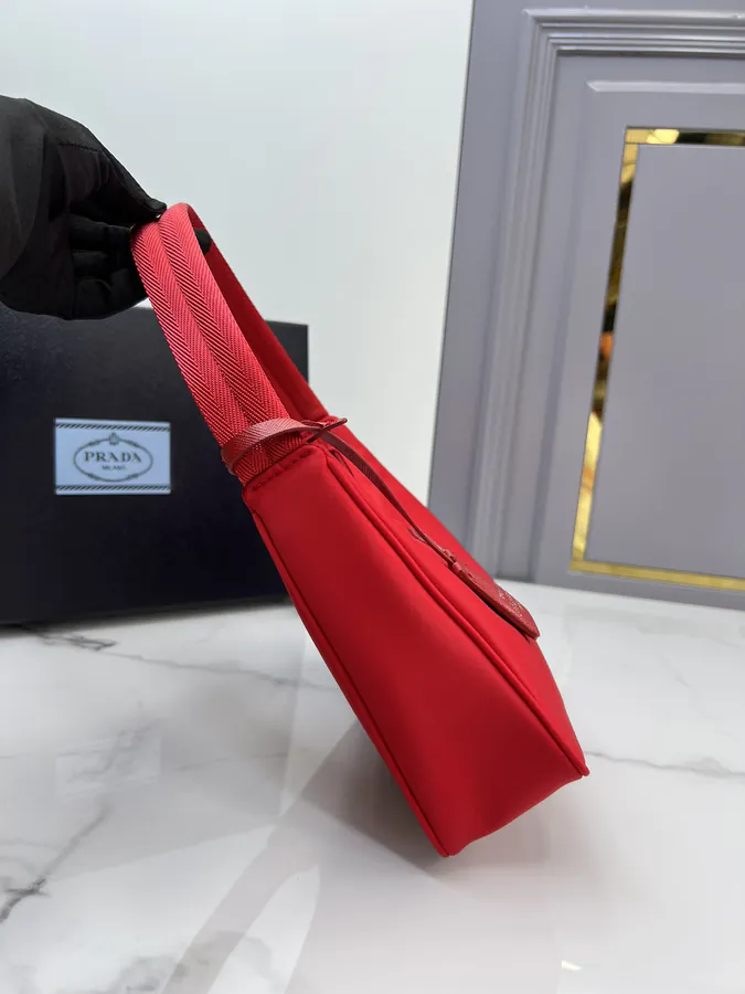 1ne515 Re Edition 2000 Red Hobo Crossbody Bag