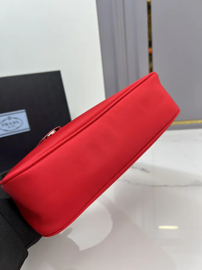 1ne515 Re Edition 2000 Red Hobo Crossbody Bag