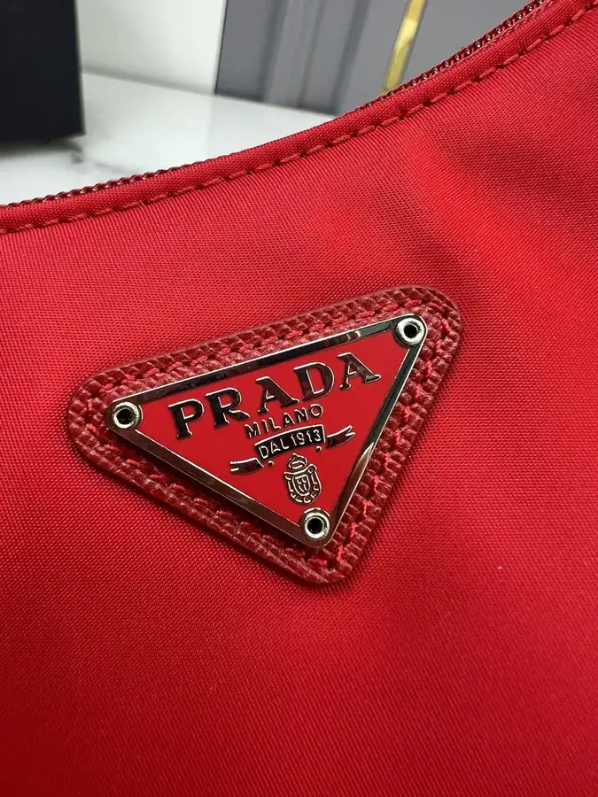 1ne515 Re Edition 2000 Red Hobo Crossbody Bag