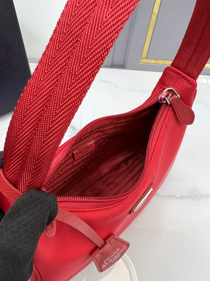 1ne515 Re Edition 2000 Red Hobo Crossbody Bag