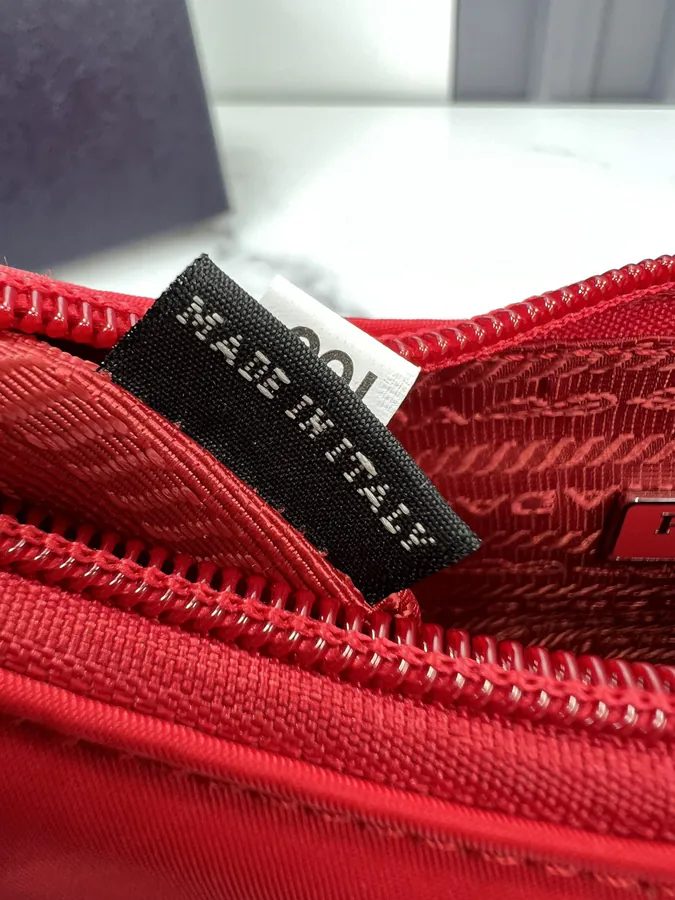 1ne515 Re Edition 2000 Red Hobo Crossbody Bag