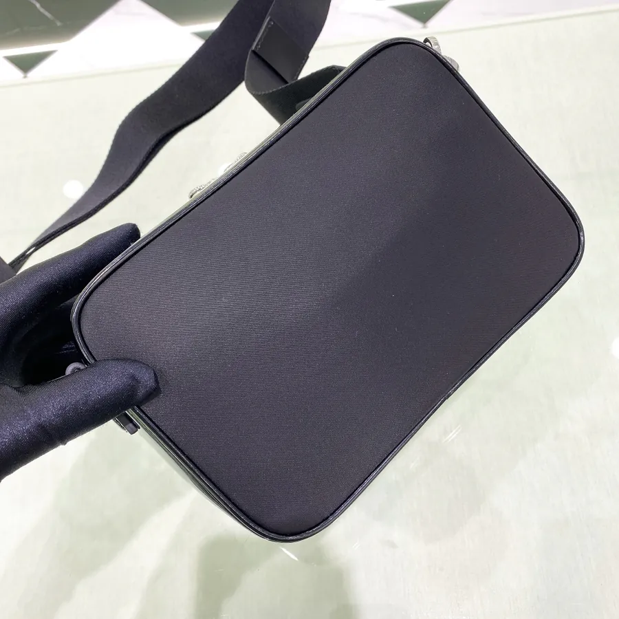 P650 New Launch 2VH070 Men's Brique Camera Bag