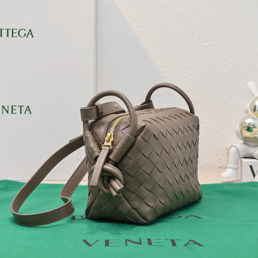 BOTTEGA VENETA New Loop Minimalist Design, Versatile Carry