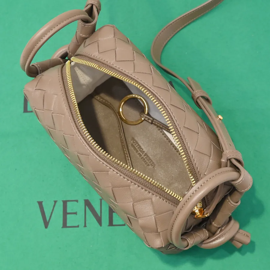 BOTTEGA VENETA New Loop Minimalist Design, Versatile Carry