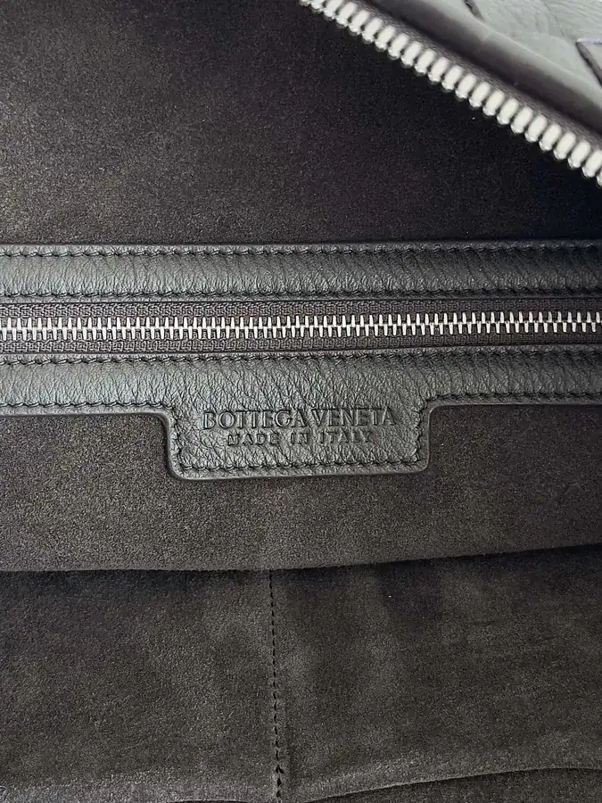 BOTTEGA VENETA Traveler Bucket Bag in Grained Calfskin