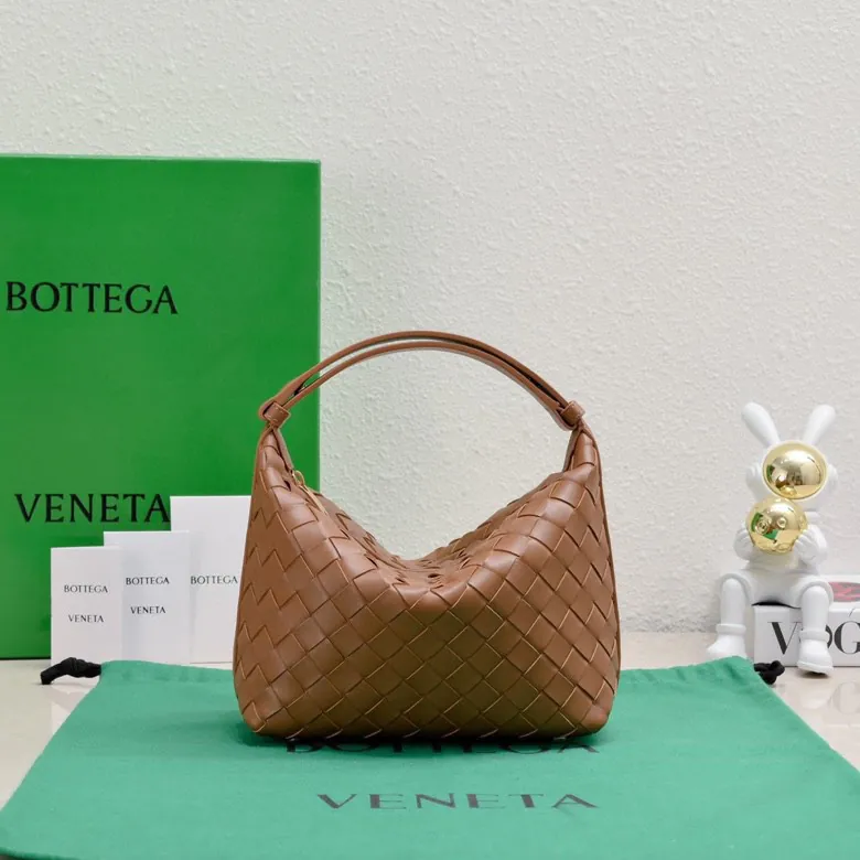 BvWallace Shoulder Lunch Tote Intrecciato Crafted with Happa Lamb Leather