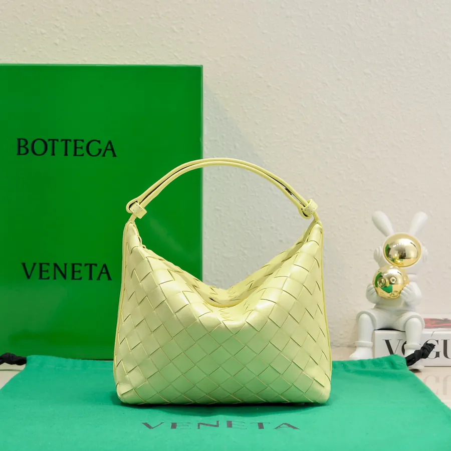 BvWallace Shoulder Lunch Tote Intrecciato Crafted with Happa Lamb Leather