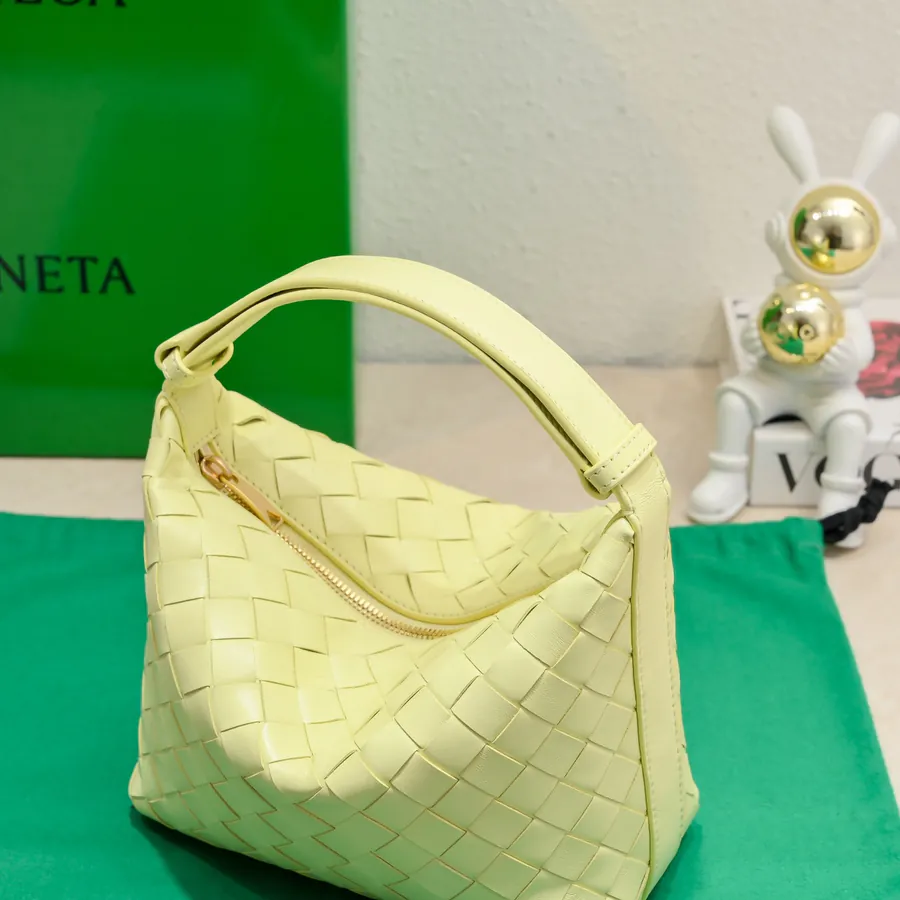 BvWallace Shoulder Lunch Tote Intrecciato Crafted with Happa Lamb Leather